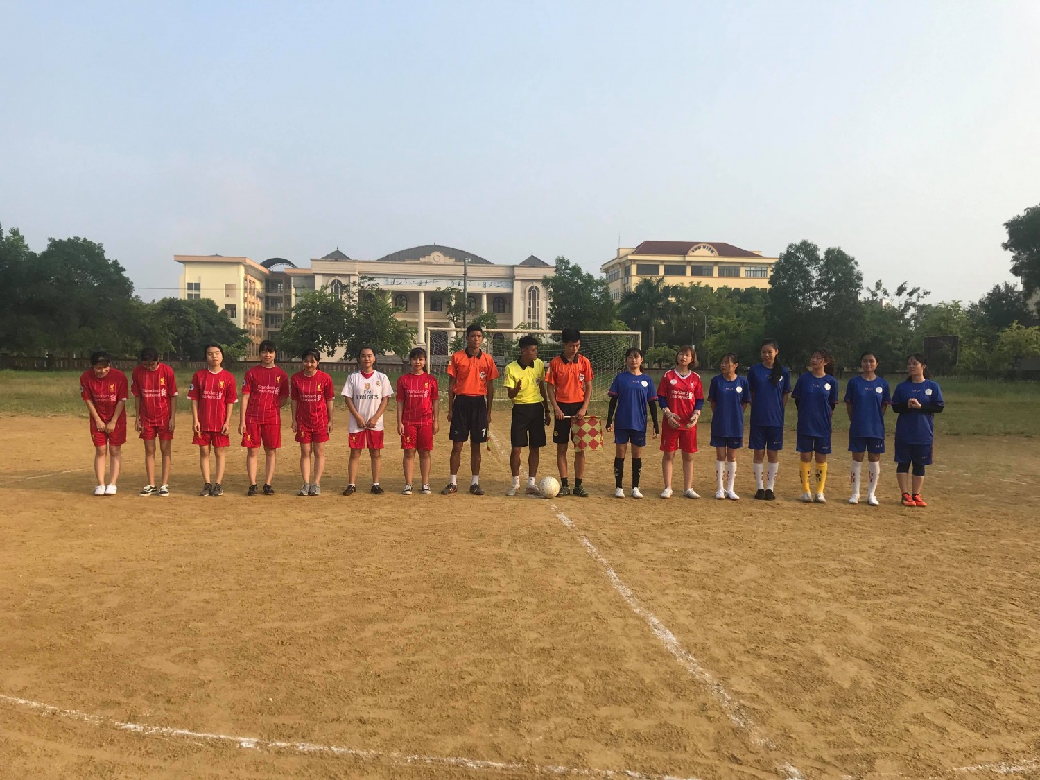 Màn chào hỏi của 2 đội